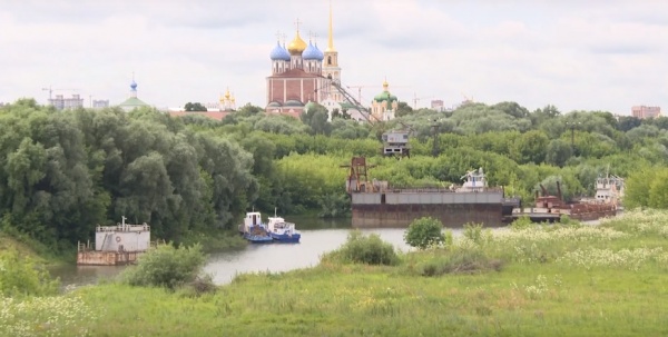 На Архангельском соборе в кремле отреставрировали поврежденный крест