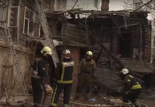 В рязанском порту загорелось здание
