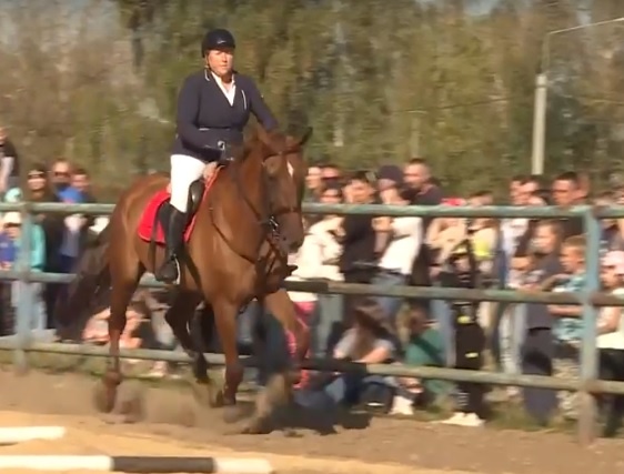 Жительница Рыбного победила в региональном чемпионате по конкуру 