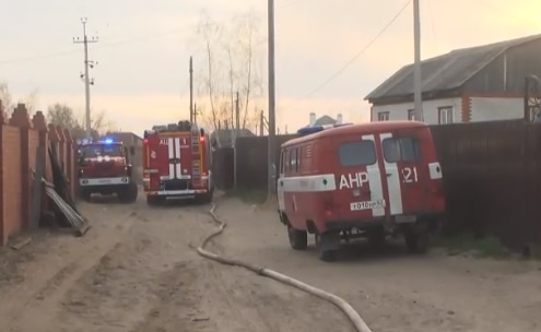 Три пожарные машины тушили сараи в Кораблине