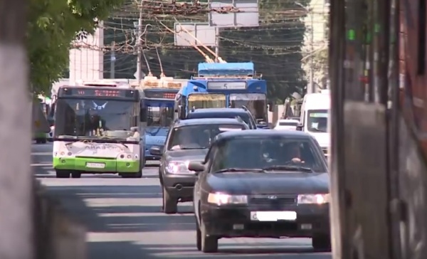 В Рязани автомобиль перелетел через дорогу и приземлился на обочине