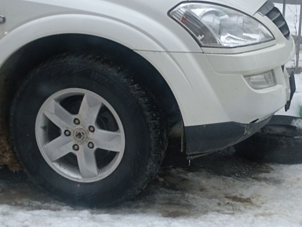 Приближается снегопад: ГИБДД рекомендует оставить машину на летней резине в гараже