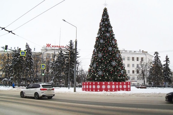 В Рязани устанавливают главную городскую елку