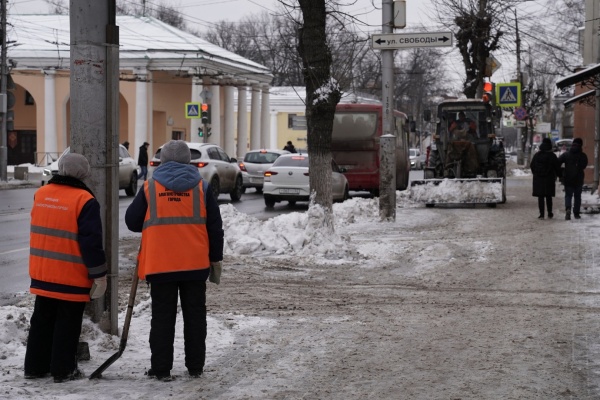 На улицах города работает снегоуборочная техника