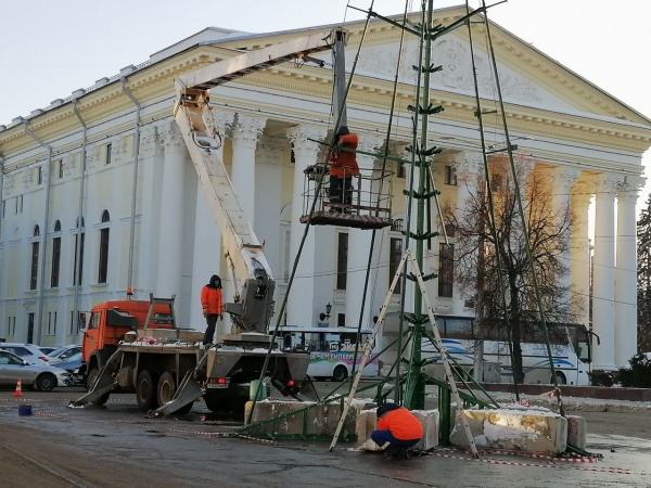 На Театральной площади устанавливают 18-метровую ель