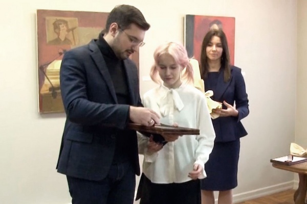 Две рязанские художницы получили памятные медали именной стипендии Губернатора