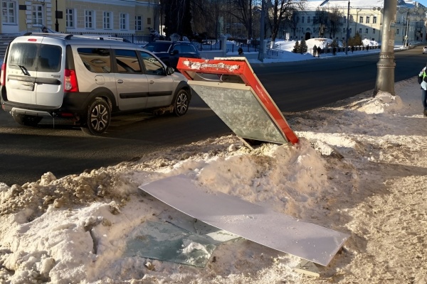 Не справившийся с управлением водитель снес информационный стенд в центре Рязани