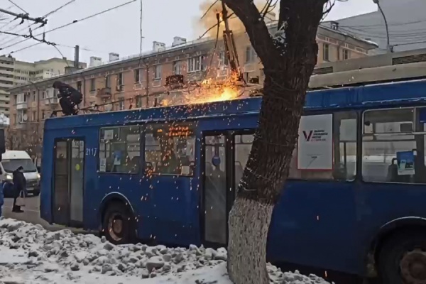 В центре Рязани загорелся троллейбус из-за обрыва контактного провода