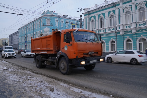 С улиц Рязани ночью продолжали вывозить снег