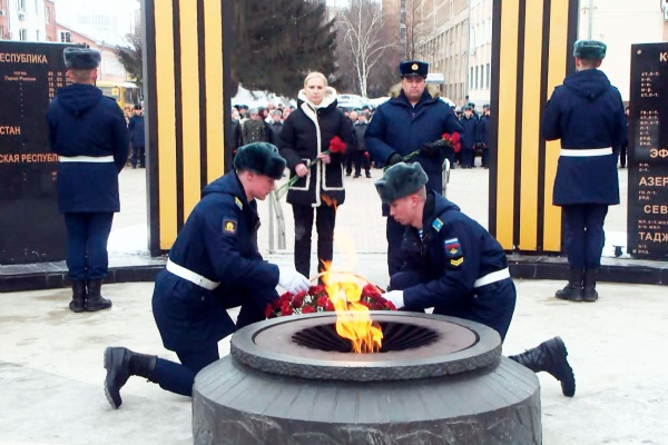 В Рязани возложили цветы к памятнику погибшим в локальных войнах