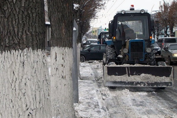 В Рязани продолжаются работы по сбору случайного мусора и уборке снега