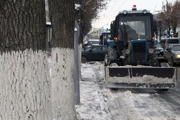 В Рязани продолжаются работы по сбору случайного мусора и уборке снега 