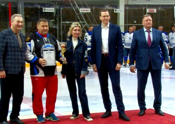 Победители Ночной хоккейной лиги получили награды из рук Павла Малкова и Владислава Третьяка