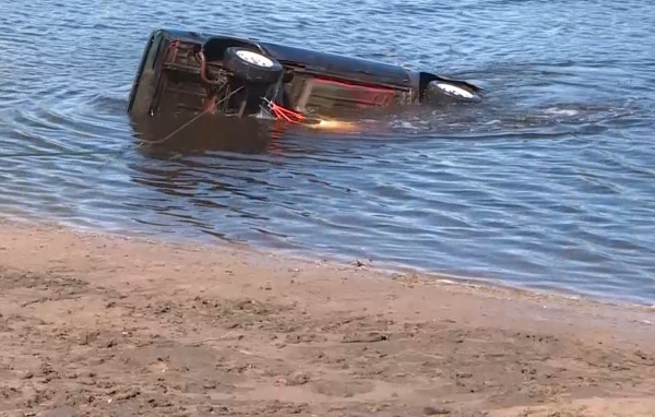 Волонтеры-медики учились поднимать автомобили из воды