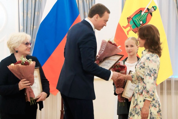Губернатор Павел Малков вручил именные стипендии школьникам и студентам