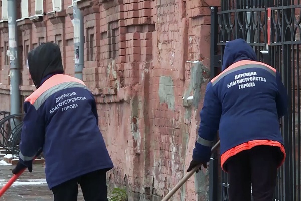 На улице Островского покрасили более 1500 метров бордюра