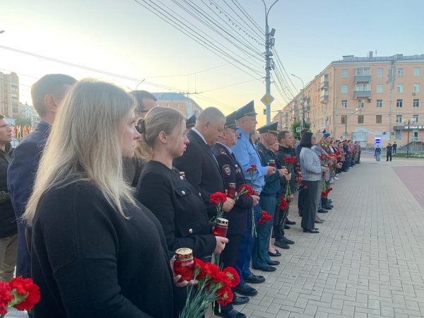 В 4 утра у монумента Победы рязанцы зажгли свечи 