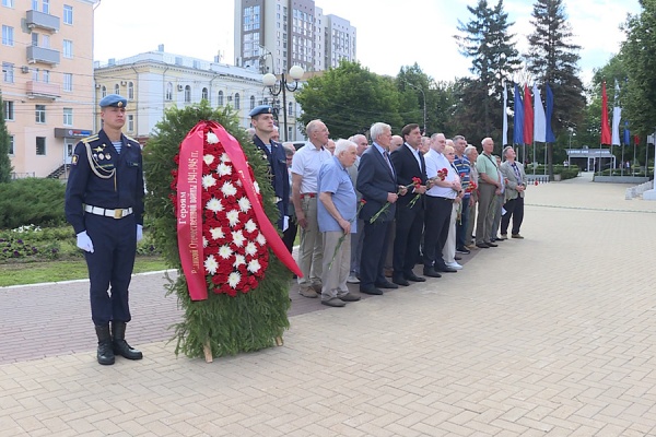 К монументу Победы цветы возложила московская делегация