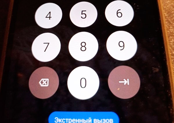 Сотрудники банка и полицейские не позволили пенсионеру перевести деньги мошенникам