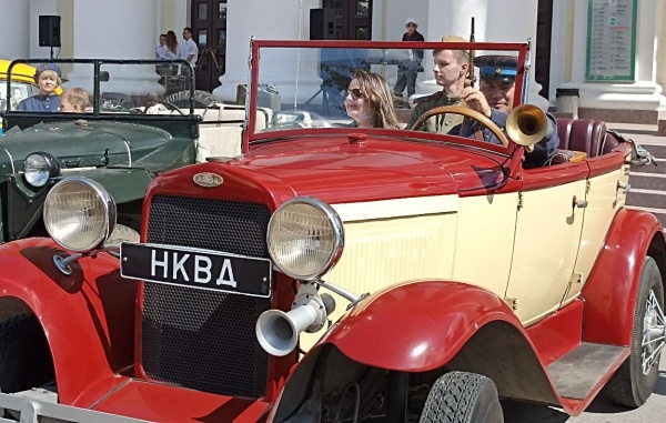 На Театральной площади в Рязани состоялась выставка ретро-автомобилей