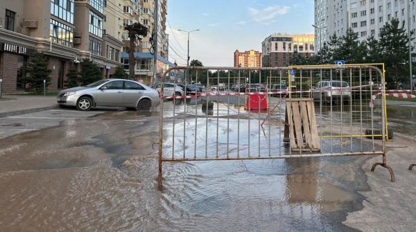 На улице Чапаева в Рязани прорвало канализацию