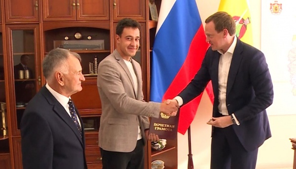 Павел Малков наградил гребца Захара Петрова почетной грамотой