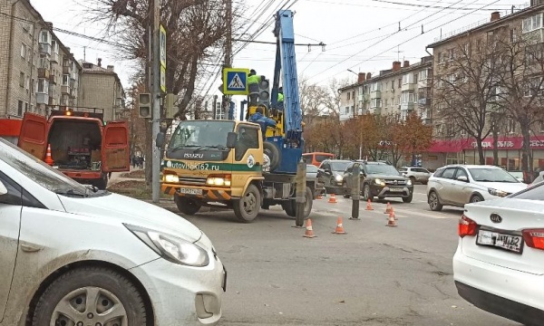 На перекрестке улиц Дзержинского и Ленкома в Рязани ремонтируют светофор