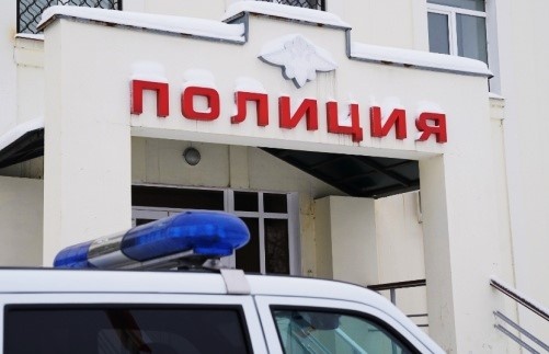 Молодой человек, помогавший пенсионерке, украл у нее 90 тысяч рублей