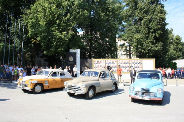 На площади Победы остановились участники медиа-экспедиции на ретро-автомобилях