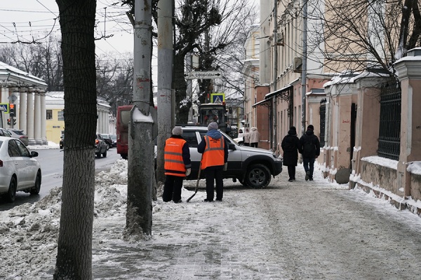 В областном центре продолжается уборка дорог 