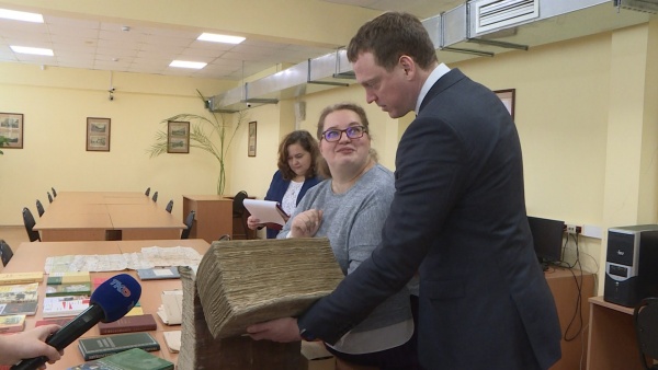 Губернатору Павлу Малкову показали уникальные архивные документы
