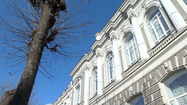 Павел Малков поручил начать усиленную уборку дворов и тротуаров