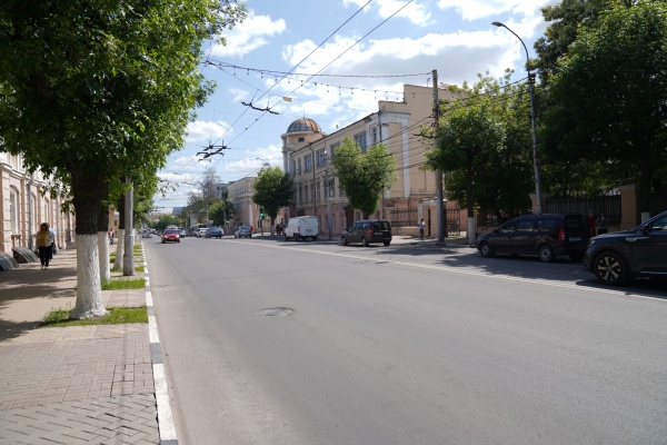На улице Право-Лыбедской повреждены припаркованные машины