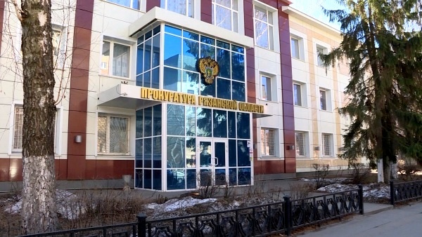 Прокуратура начала проверку по факту обрушения стены дома в Рыбном