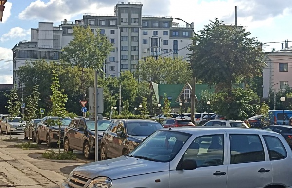 Рязанцев просят временно не парковаться на Право-Лыбедской