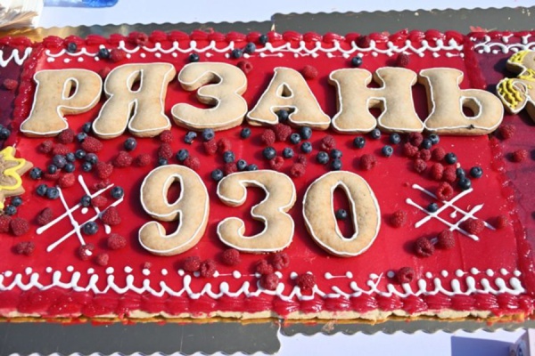 Стометровый пирог стал главным угощением Дня города в Рязани