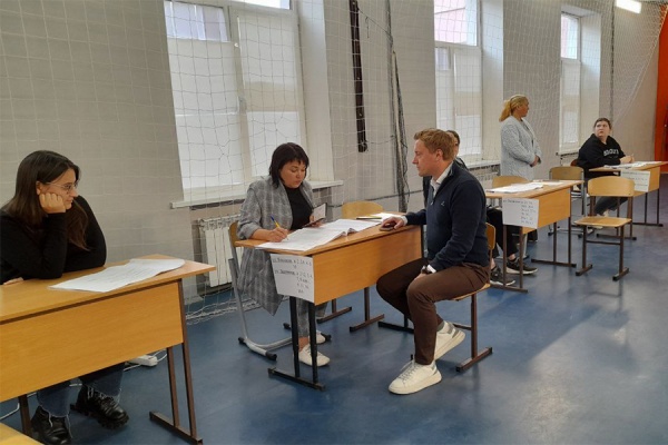 Денис Боков проголосовал на выборах вместе с семьей