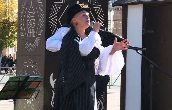 Ярмарка на площади Победы открылась мини-спектаклем, посвященным Есенину