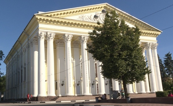 В театре драмы прошла премьера спектакля «Все мы немножко Сергей Есенин» (12+)