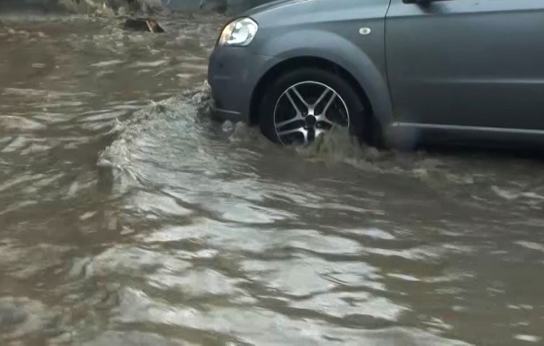 На Муромском шоссе ведутся подготовительные работы к прокладке ливневки