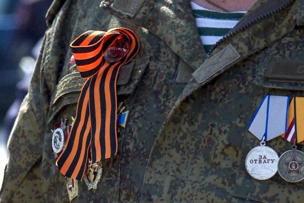 Артем Бранов передал государственные награды бойцам в зоне СВО