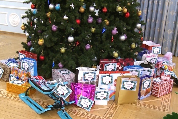 Мэрия Рязани начала раздачу подарков к Новому году детям из малообеспеченных семей