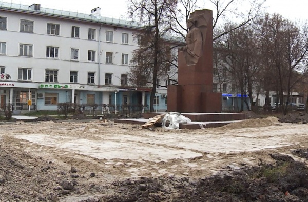 Возле остановки «Дом художника» идет реконструкция сквера