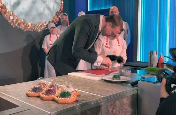 Павел Малков поучаствовал в приготовлении калинника на гастрофестивале в Москве