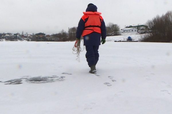 В Шилове ищут провалившегося под лед рыбака