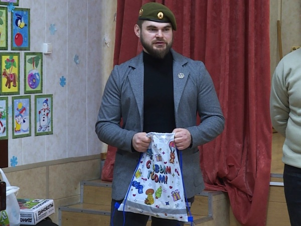 Участники программы «Герои 62» привезли детям из Солотчинской школы-интерната новогодние подарки