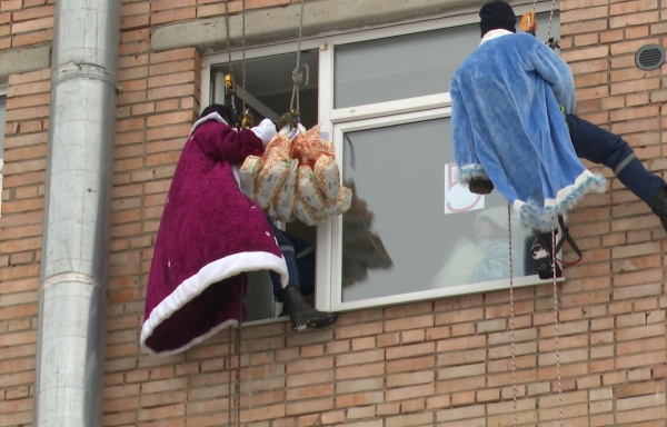 Деды Морозы с подарками спустились с крыши к юным пациентам ОДКБ