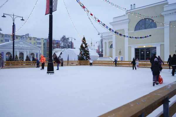 На рязанской ВДНХ продолжает работать каток