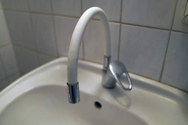 Жители Дядькова остались без холодной воды 