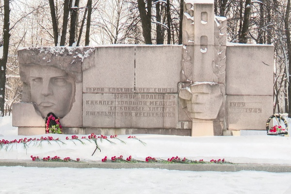 В Рязани возложили цветы к памятнику Фёдору Полетаеву 